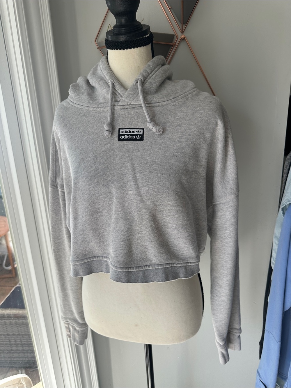 ADIDAS Light Gray Grey Cropped Crew Hoodie Sweatshirt Women’s Size Medium